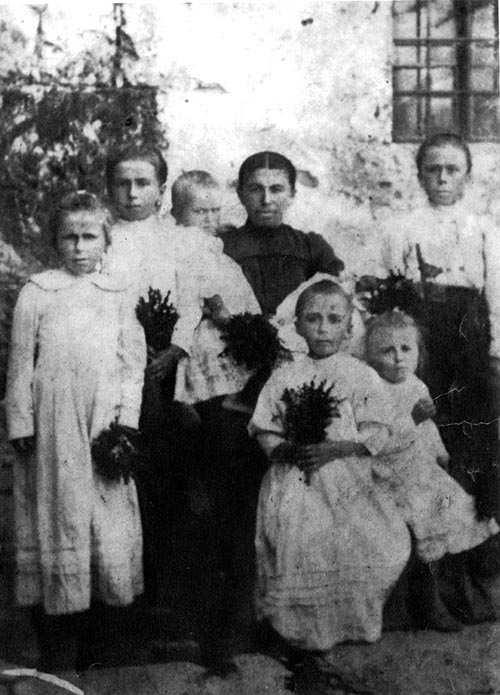 Marijina mati Ana Franca z otroci